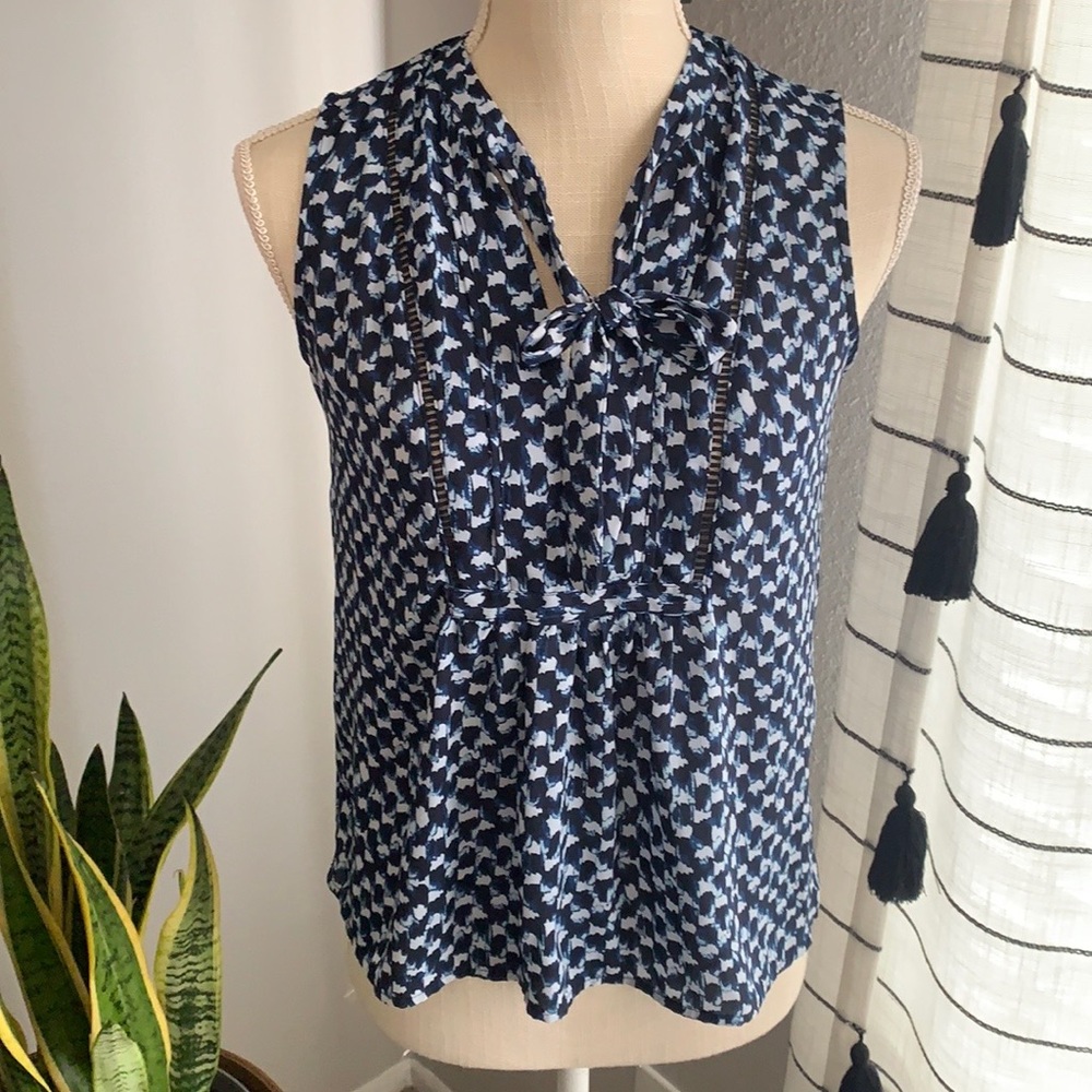EUC Banana Republic Sleeveless Relaxed Fit Blouse with Front Tie